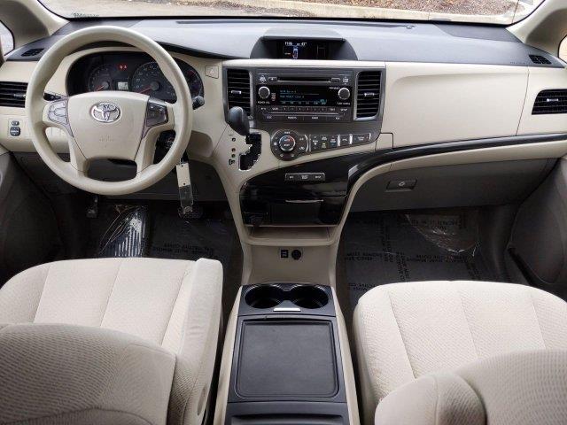 $9000 : 2014 Toyota Sienna LE Minivan image 3