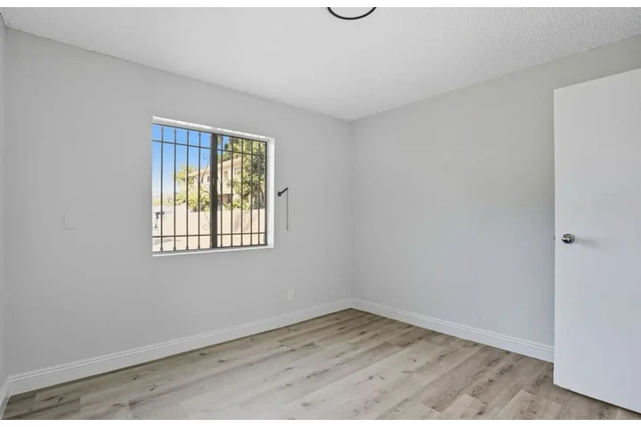$2000 : 2 Bedroom Apt Available in LA image 8