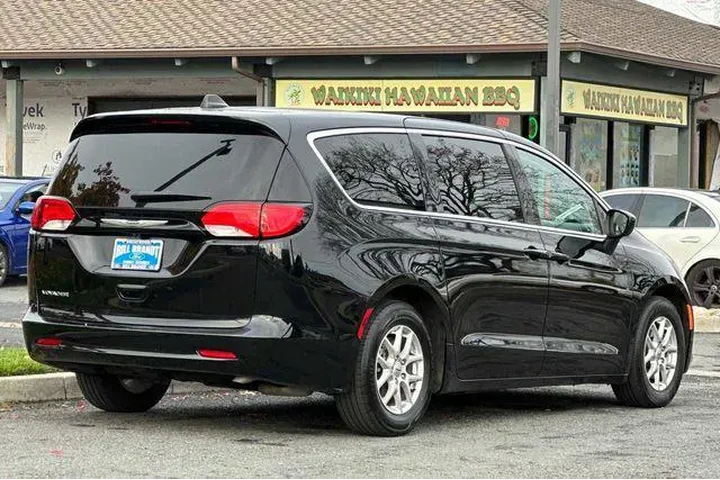 $24954 : Chrysler Voyager 2024 LX 4dr image 3