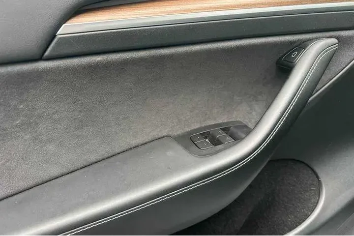 $29683 : Tesla Model Y 2022 AWD Long image 10