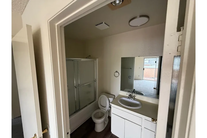 $2000 : Gorgeous 2 bed 1 Bath image 5