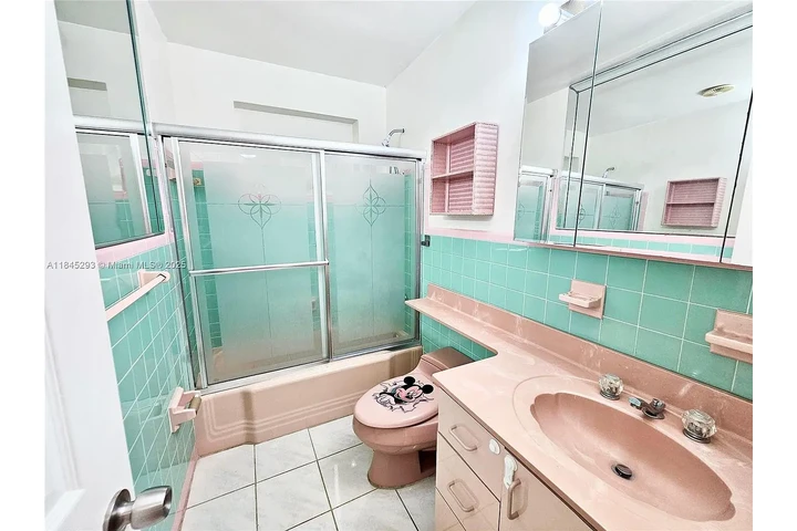 $900 : Spacious and well-maintained 2 image 9