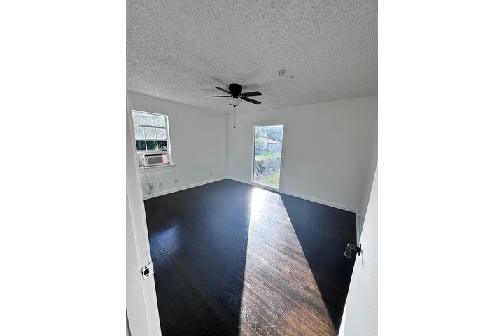 $900 : Esta casa renovada ya está image 4