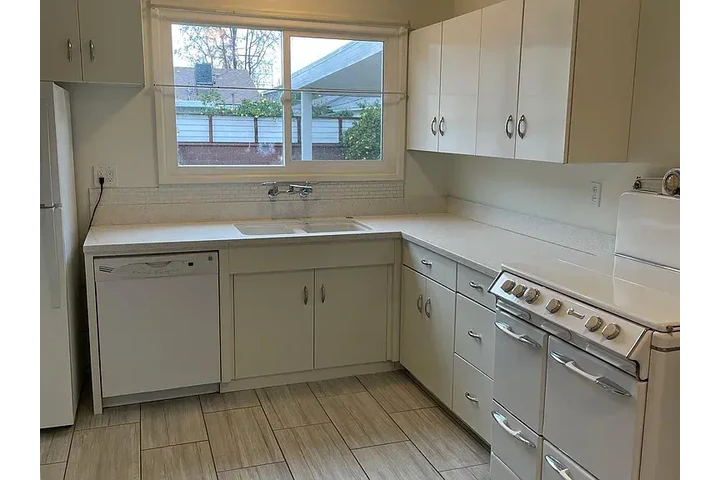 $800 : This home offers 2 bedrooms, 1 image 5