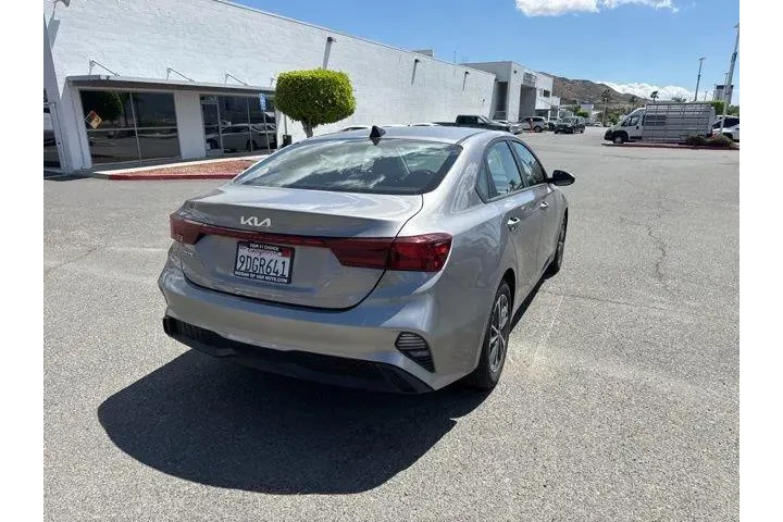 $18972 : Kia Forte 2023 LXS 4dr Sedan image 9