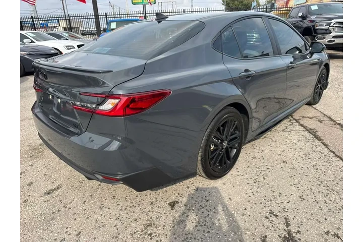 2025 Camry SE image 6