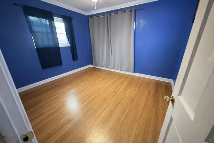 $860 : Rento Cuarto con Bano image 1