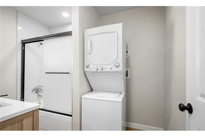 $1000 : espaciosa casa una sola planta image 8