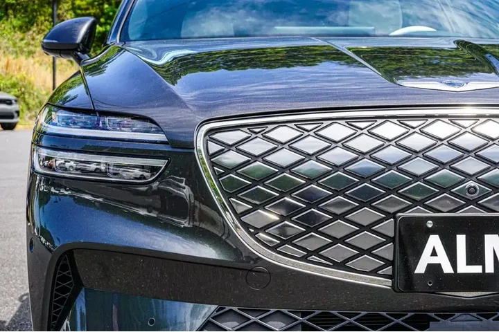 $33960 : Genesis Electrified GV70 202 image 10