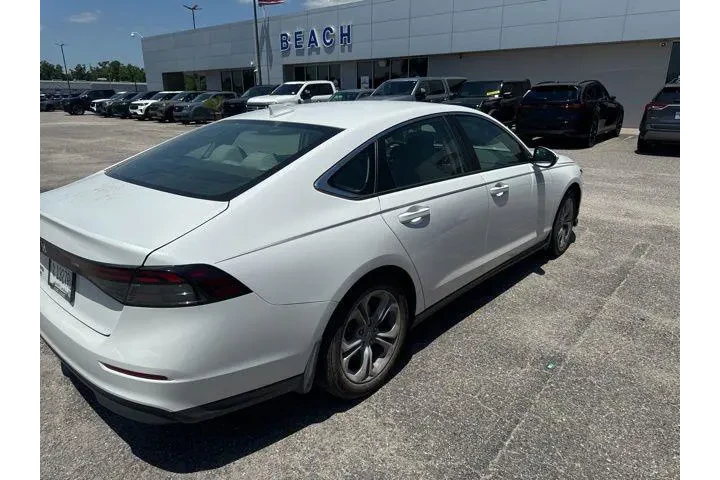 $25390 : Honda Accord 2023 LX 4dr Sed image 6