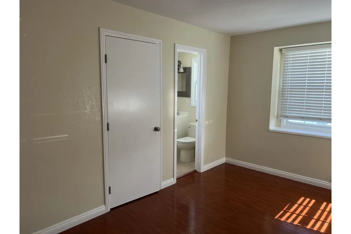 $1150 : Se Renta Cuarto con Baño image 1