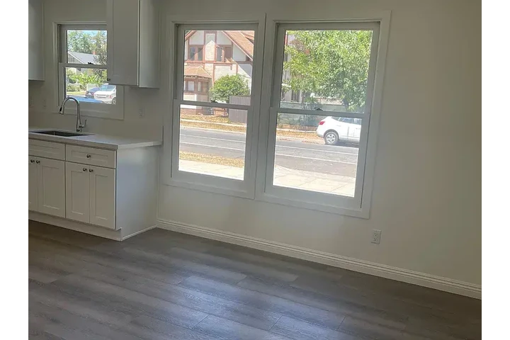 $1000 : Hot 1bd 1bt at Riverside image 1
