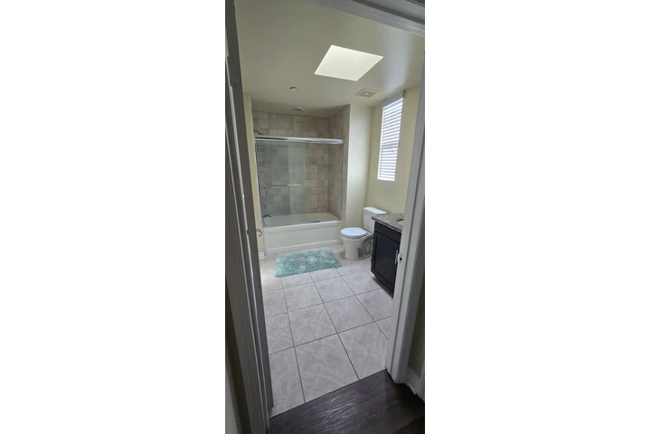 $1900 : ROOM FOR RENT at Riversai image 3