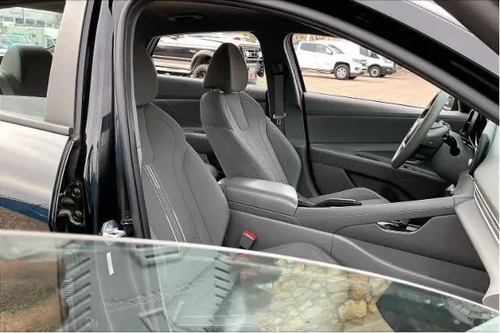 $20138 : Hyundai ELANTRA 2023 SEL 4dr image 8