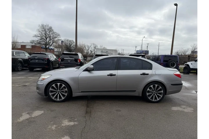 2011 Genesis 4dr Sdn V6 image 5