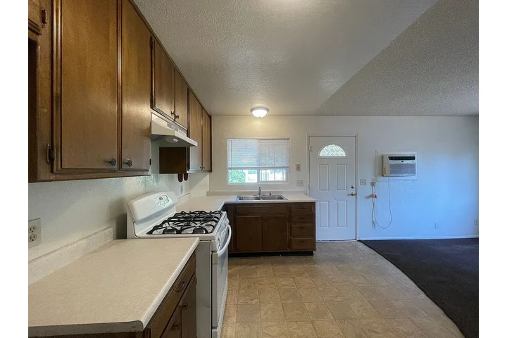 $1025 : Apartment 1 bed image 3