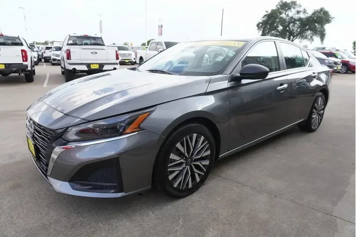 $20488 : Nissan Altima 2024 2.5 SV 4d image 3