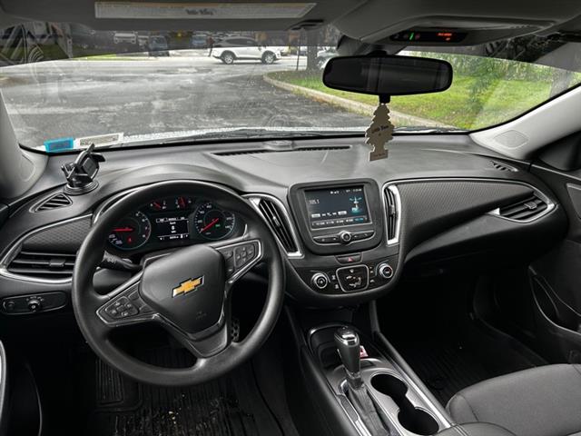 2017 Malibu 1LT image 7