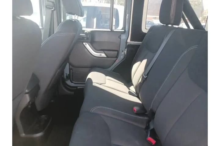 $16900 : 2015 Wrangler Unlimited Sahara image 8