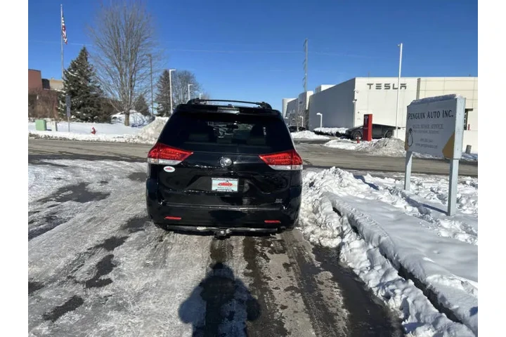 $9990 : 2014 Sienna XLE 7-Passenger image 4