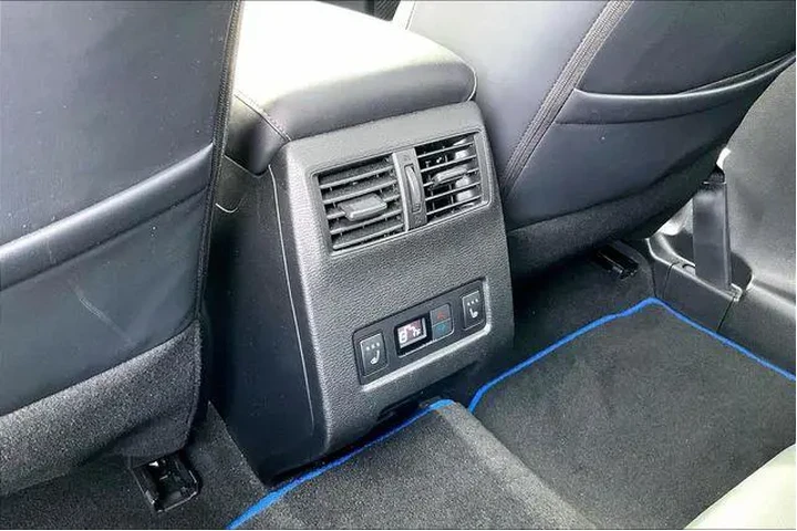 $30000 : Mitsubishi Outlander PHEV 20 image 10