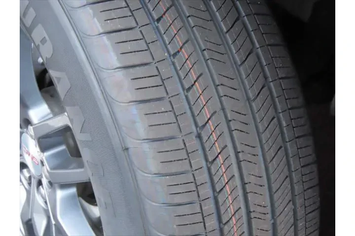 $32999 : GMC Acadia 2025 Elevation 4d image 8