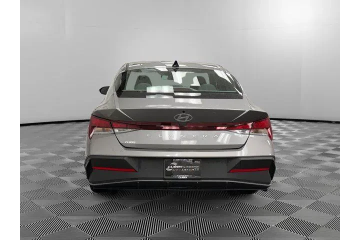 $19890 : Hyundai ELANTRA 2024 SE 4dr image 4