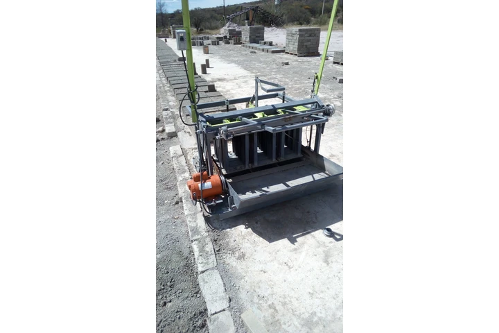 $57800 : Maquina bloquera móvil image 1