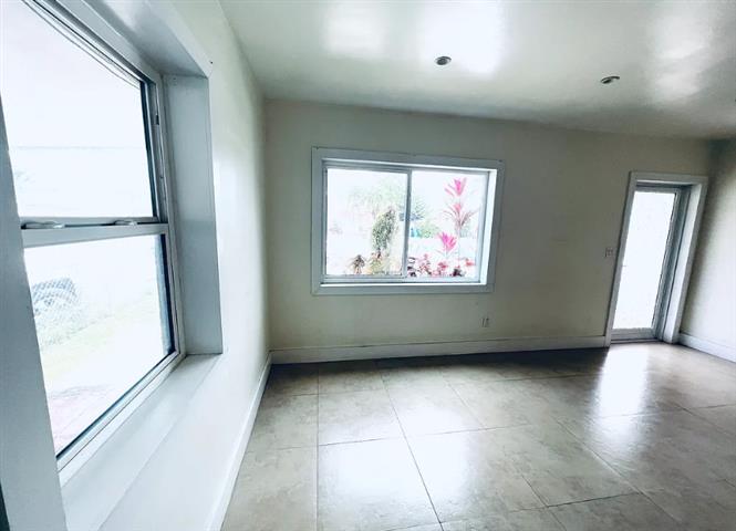 $2350 : Nice 3 bedroom house in Miami image 5