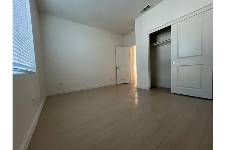 $1200 : Fontana - Move-In Ready image 4