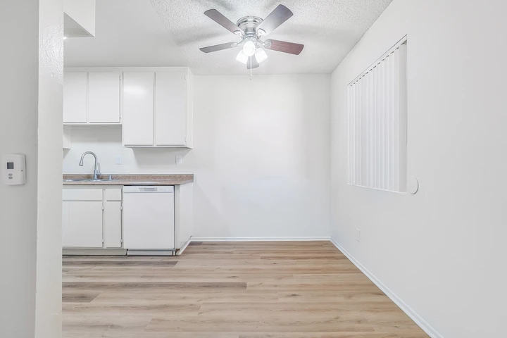 $2495 : Berendo 2 Bd 2 Bath $2,495 image 3