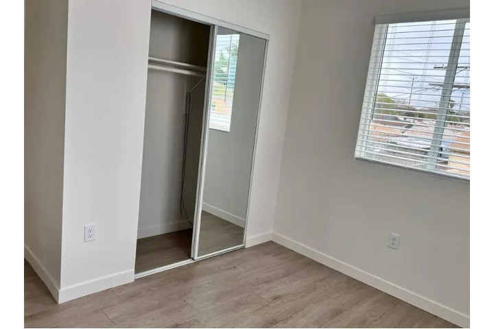 $2495 : 3 Bedroom Apt in koreatown LA image 5