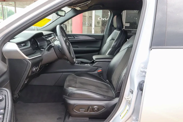 $27488 : 2023 Grand Cherokee Altitude image 7