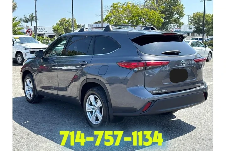 2022 Toyota Highlander LE image 3