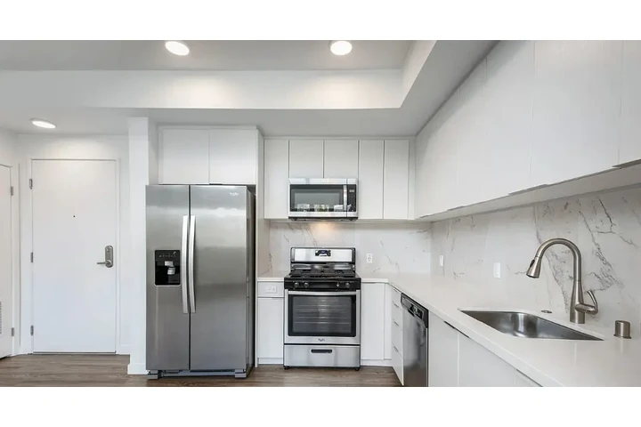 $1700 : 3 bedroom apartment image 8