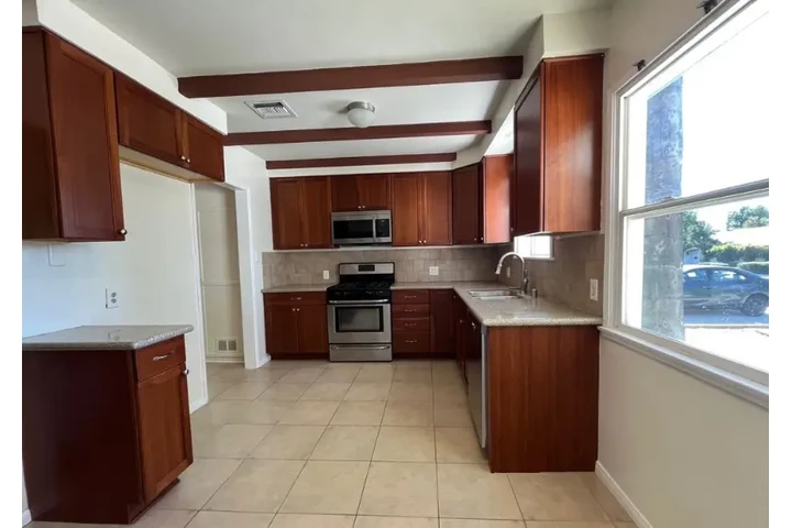 $2459 : Beautiful 3bed house image 7