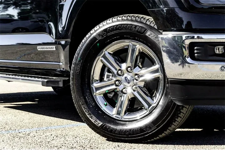 $38403 : Ford F-150 2024 4x4 XLT 4dr image 2