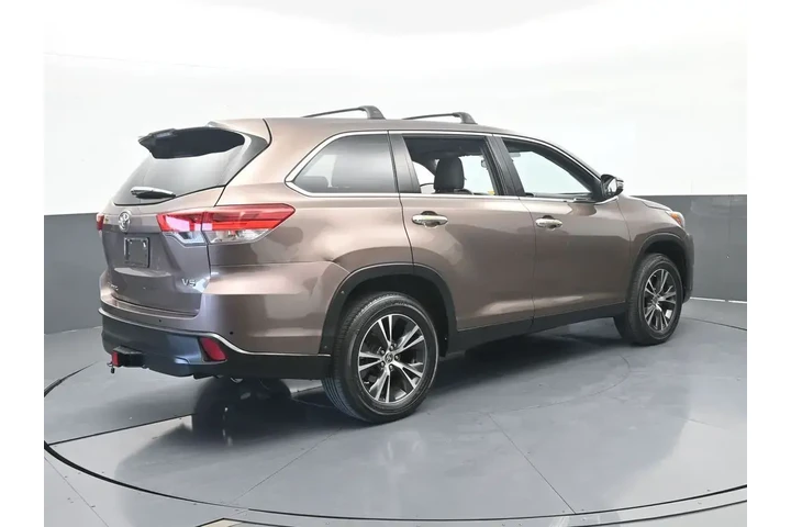 $17891 : Toyota Highlander 2019 LE 4d image 6