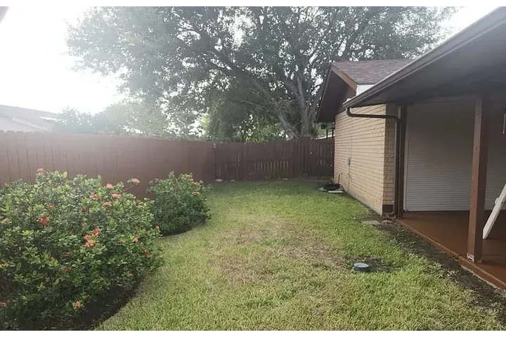 $1200 : HOUSE FOR RENT IN BROWNSVILLE image 8