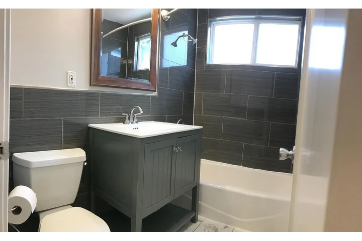 $800 : Updated 2 bedroom / 1 bath ! image 9