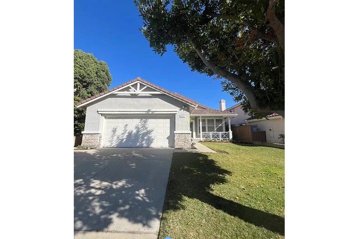 $900 : Stunning Contemporary Home for image 1