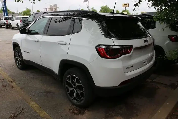 $27995 : Jeep Compass 2025 4x4 Limite image 8