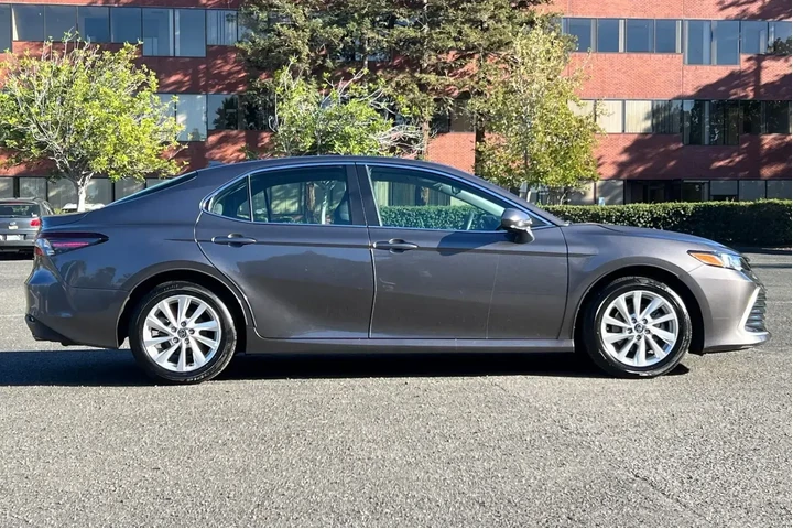 Toyota Camry 2023 LE 4dr Sed image 2