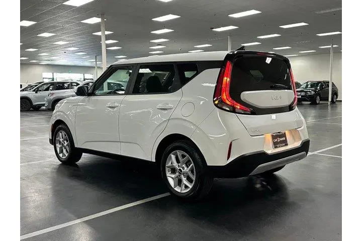 $17708 : Kia Soul 2024 LX 4dr Crossov image 6