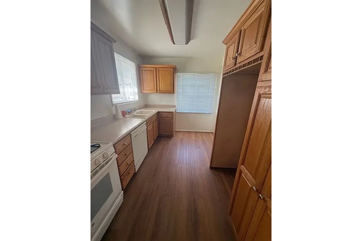 $900 : Beautiful Home...LAKEWOOD,CA image 5