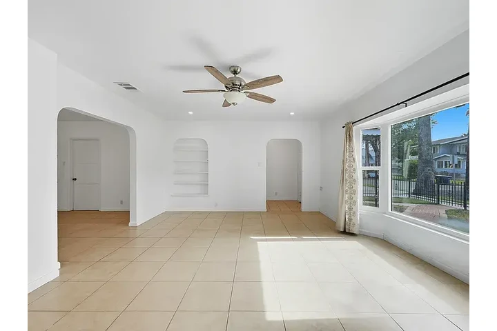 $900 : This spacious front home !!! image 2