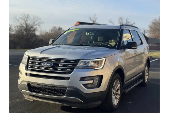 $10999 : 2017 Explorer XLT image 2