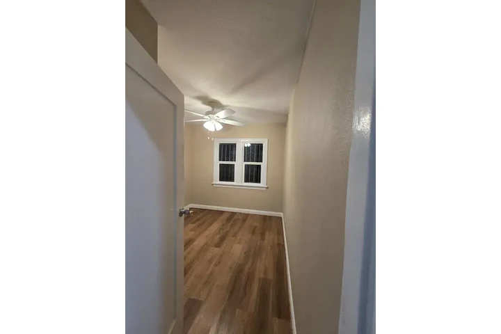 $1650 : Huntington Park - 3 Bed / 2 image 7
