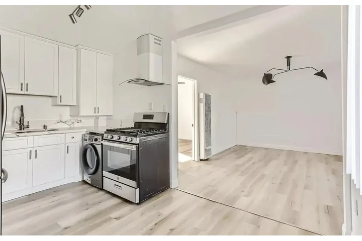 $1570 : 1 Bed 1 Bath Apt in Mid City image 3