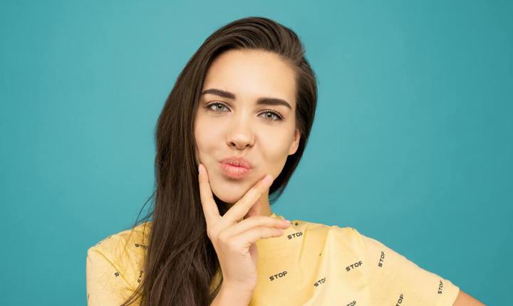 mujer con actitud pensativa